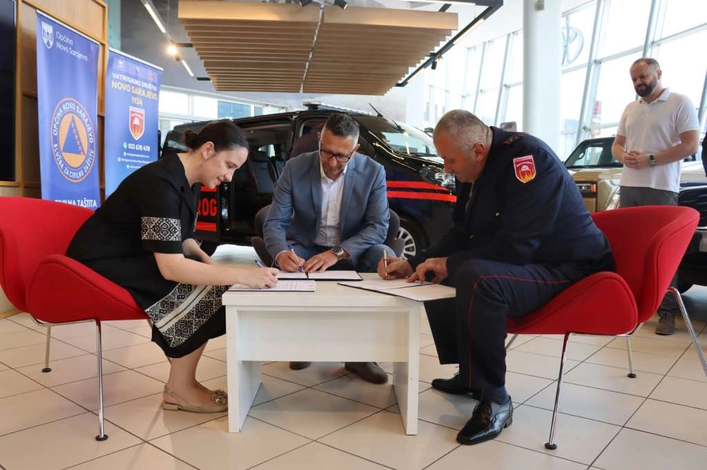 Nabavljeno novo vatrogasno vozilo za efikasniji odgovor u vanrednim situacijama u Novom Sarajevu